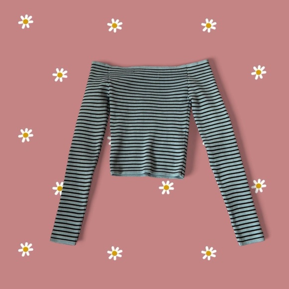 Urban Outfitters Women's Blue and Cream Crop-top - Picture 2 of 3